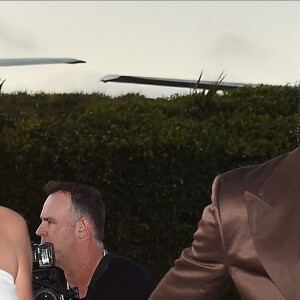 Travis Scott avec sa compagne Kylie Jenner à la première du prochain documentaire de Netflix Look Mom I Can Fly au Barker Hangar dans le quartier de Santa Monica à Los Angeles. Ce nouveau documentaire sera disponible à partir du 28 août sur Netflix.
