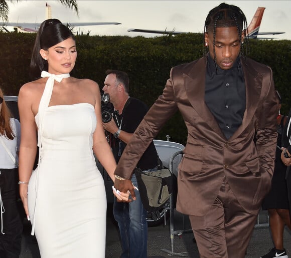 Travis Scott avec sa compagne Kylie Jenner à la première du prochain documentaire de Netflix Look Mom I Can Fly au Barker Hangar dans le quartier de Santa Monica à Los Angeles. Ce nouveau documentaire sera disponible à partir du 28 août sur Netflix.