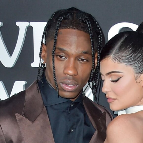 Travis Scott avec sa compagne Kylie Jenner à la première du prochain documentaire de Netflix Look Mom I Can Fly au Barker Hangar dans le quartier de Santa Monica à Los Angeles. Ce nouveau documentaire sera disponible à partir du 28 août sur Netflix.