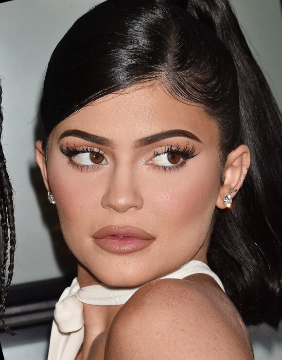 Travis Scott avec sa compagne Kylie Jenner à la première du prochain documentaire de Netflix Look Mom I Can Fly au Barker Hangar dans le quartier de Santa Monica à Los Angeles.