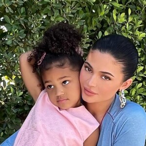 Même si elle aime montrer sa vie parfaite sur Instagram, Kylie Jenner a parfois les mêmes soucis que toutes les autres mamans. @ Instagram / Kylie Jenner