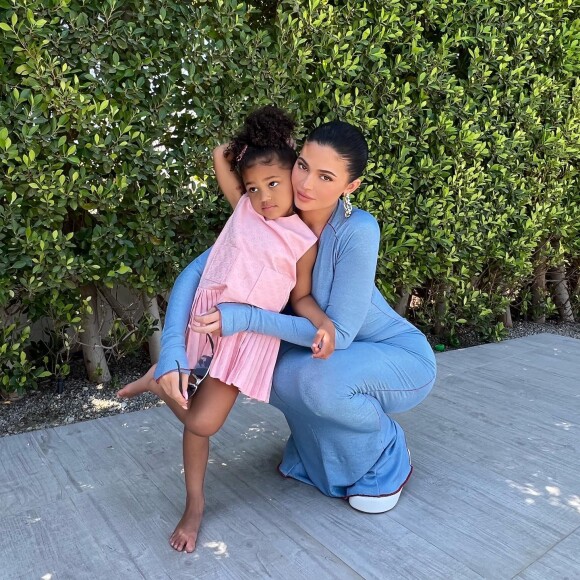 Même si elle aime montrer sa vie parfaite sur Instagram, Kylie Jenner a parfois les mêmes soucis que toutes les autres mamans. @ Instagram / Kylie Jenner