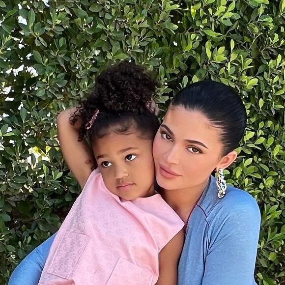 Même si elle aime montrer sa vie parfaite sur Instagram, Kylie Jenner a parfois les mêmes soucis que toutes les autres mamans. @ Instagram / Kylie Jenner