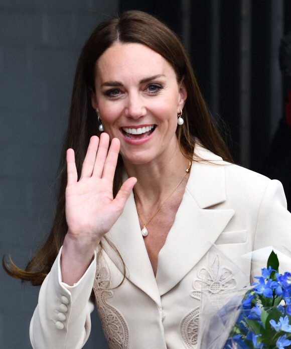 Catherine (Kate) Middleton, duchesse de Cambridge, et la princesse Anne assistent à une démonstration de simulation d'opération césarienne d'urgence au Royal College of Obstetricians & Gynaecologists à Londres, le 27 avril 2022.