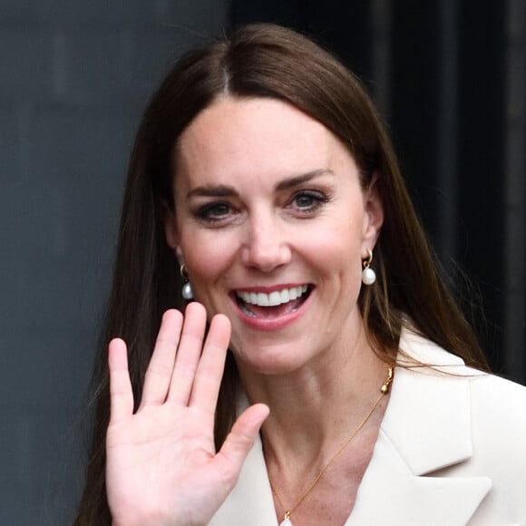 Catherine (Kate) Middleton, duchesse de Cambridge, et la princesse Anne assistent à une démonstration de simulation d'opération césarienne d'urgence au Royal College of Obstetricians & Gynaecologists à Londres, le 27 avril 2022.