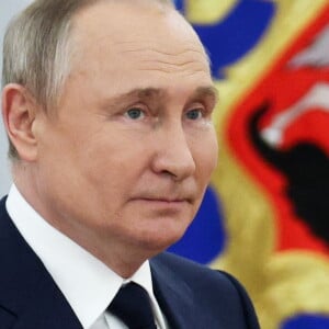 Le président russe Vladimir Poutine remet des prix aux médaillés olympiques russes distingués aux jeux olympiques de Pékin au Kremlin, le 26 avril 2022.