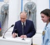 Le président russe Vladimir Poutine remet des prix aux médaillés olympiques russes distingués aux jeux olympiques de Pékin au Kremlin