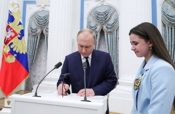 Le président russe Vladimir Poutine remet des prix aux médaillés olympiques russes distingués aux jeux olympiques de Pékin au Kremlin