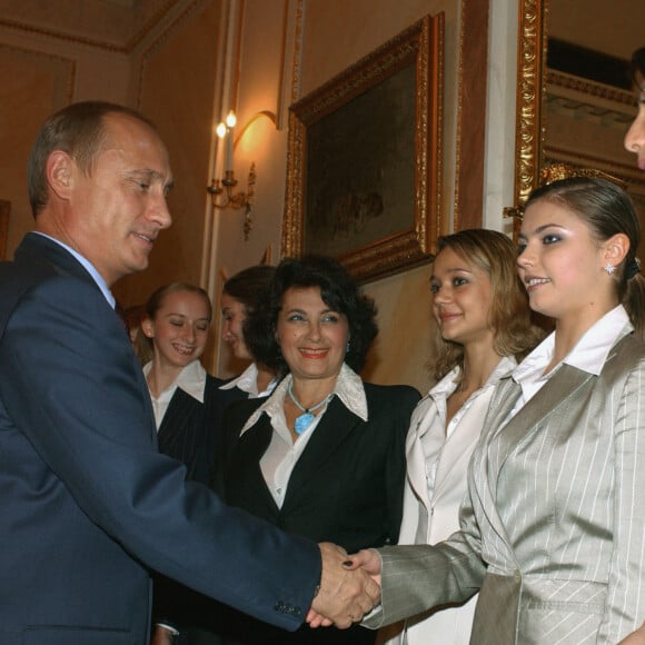 Vladimir Poutine saluant les gymnastes olympiques dont Alina Kabaeva en 2007