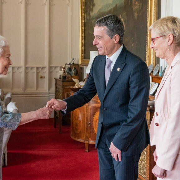 La reine Elisabeth II d'Angleterre reçoit Ignazio Cassis (président de la Confédération suisse) et sa femme Paola, au Palais de Buckingham. Londres, le 28 avril 2022. 