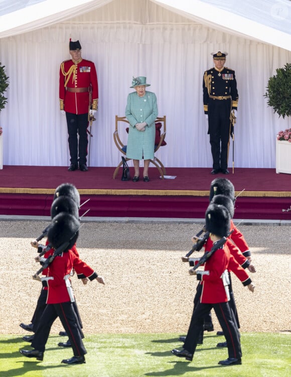 La reine Elisabeth II d'Angleterre lors d'une cérémonie militaire, Trooping The Color, célébrant son anniversaire au château de Windsor. Pour la première fois depuis 1955, la cérémonie ne déroule pas dans sa forme traditionnelle, dûe à l'épidémie de Coronavirus (COVID-19) et au confinement lié à cette situation. Londres, le 13 juin 2020 