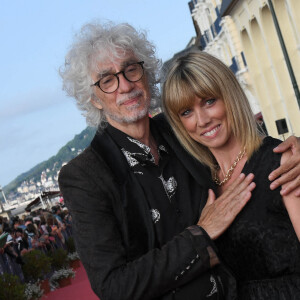 Louis Bertignac et sa compagne Laetitia Brichet - Tapis rouge lors du 35e festival du film de Cabourg, le 11 juin 2021. © Coadic Guirec / Bestimage