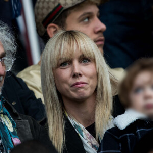 Louis Bertignac avec sa femme et leur fils Jack dans les tribunes lors du match de Ligue 1 "PSG - Angers (4-0)" au Parc des Princes à Paris, le 5 octobre 2019. © Cyril Moreau/Bestimage