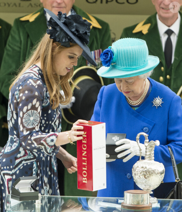 La reine Elizabeth II d'Angleterre et la princesse Beatrice d'York - Les membres de la famille royale lors du cinquième jour des courses hippiques "Royal Ascot", le 18 juin 2016. 