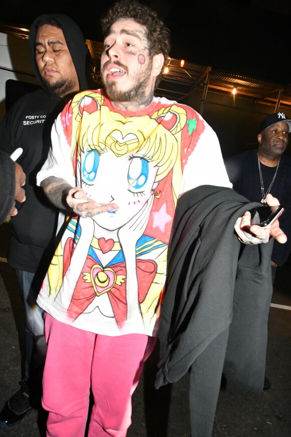 Exclusif - Post Malone revient à son hôtel à 3 heures du matin à New York, le 20 février 2020. Après sa performance au Nassau Coliseum, le chanteur de 24 ans portait un t-shirt Sailor Moon et malgré l'heure tardive il a pris le temps de signer des autographes à ses fans.