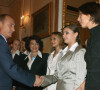 Vladimir Poutine saluant des sportifs dont Alina Kabaeva à Moscou en Russie