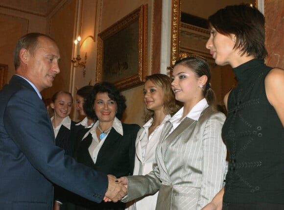 Vladimir Poutine saluant des sportifs dont Alina Kabaeva à Moscou en Russie