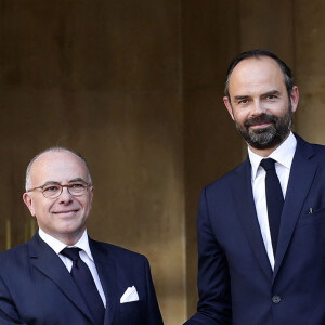 Le premier ministre sortant, Bernard Cazeneuve et le premier ministre entrant, Edouard Philippe lors de la passation de pouvoir à Matignon, Paris, le 15 mai 2017