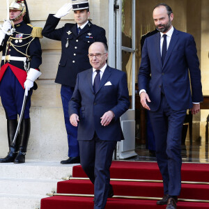 Le premier ministre sortant, Bernard Cazeneuve et le premier ministre entrant, Edouard Philippe lors de la passation de pouvoir à Matignon, Paris, le 15 mai 2017
