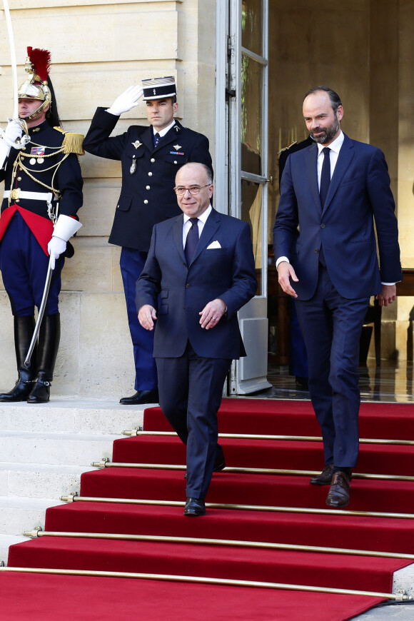 Le premier ministre sortant, Bernard Cazeneuve et le premier ministre entrant, Edouard Philippe lors de la passation de pouvoir à Matignon, Paris, le 15 mai 2017
