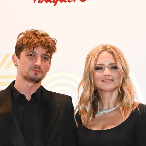 Niels Schneider et sa compagne Virginie Efira - Photocall au Fouquet's après la 47e cérémonie des César à Paris, le 26 février 2022. © Coadic Guirec / Bestimage