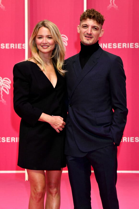 Virginie Efira et son compagnon Niels Schneider durant la seconde soirée du 4e Canneseries au Palais des Festivals à Cannes, le 9 octobre 2021. © Bruno Bebert / Bestimage