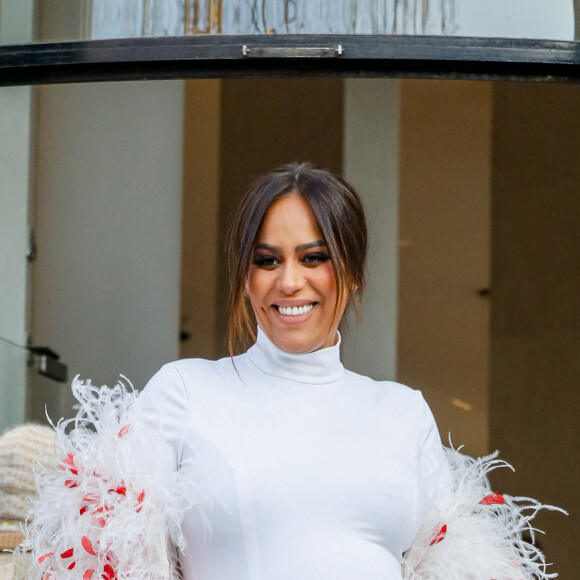 Amel Bent, enceinte, - Arrivées au défilé femme Giambattista Valli Automne/Hiver 2022/2023 lors de la Fashion Week de Paris, France, le 7 mars 2022. © Veeren-Clovis/Bestimage 