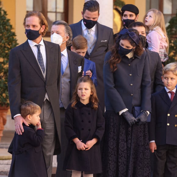 Andrea Casiraghi avec sa femme Tatiana Santo Domingo et leurs enfants, Sacha, India, Maximilian et Gareth Wittstock - La famille princière de Monaco lors de le prise d'Armes, remise d'insignes et défilé militaire sur la place du Palais lors de la fête nationale de Monaco, le 19 novembre 2021. © Jean-Charles Vinaj/Pool Monaco/Bestimage 