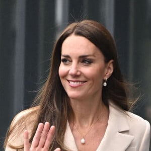 Catherine (Kate) Middleton, duchesse de Cambridge, et la princesse Anne assistent à une démonstration de simulation d'opération césarienne d'urgence au Royal College of Obstetricians & Gynaecologists à Londres, le 27 avril 2022.