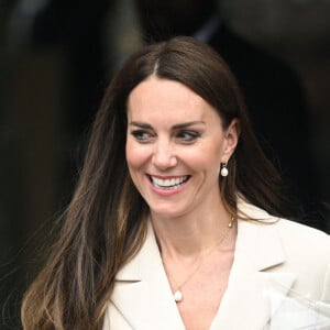 Catherine (Kate) Middleton, duchesse de Cambridge, et la princesse Anne assistent à une démonstration de simulation d'opération césarienne d'urgence au Royal College of Obstetricians & Gynaecologists à Londres, le 27 avril 2022.