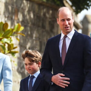 Le prince William, duc de Cambridge, et Catherine (Kate) Middleton, duchesse de Cambridge, Le prince George de Cambridge, La princesse Charlotte de Cambridge - La famille royale britannique quitte la chapelle Saint-Georges de Windsor après la messe de Pâques, le 17 avril 2022. 