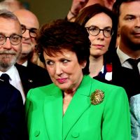 Roselyne Bachelot : Costume vert flashy et gloss rose, son look très remarqué face à Emmanuel Macron !