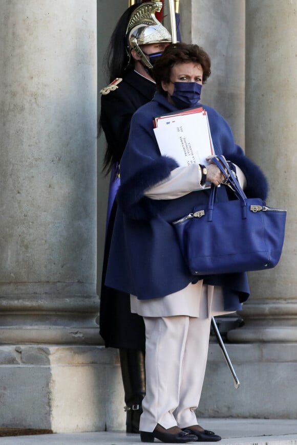 Roselyne Bachelot, ministre de la culture à la sortie du conseil des ministres, le 5 janvier 2022, au palais de l'Elysée, à Paris. © Stéphane Lemouton / Bestimage