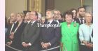 Roselyne Bachelot : Costume vert pomme, gloss rose et broche en or face à Emmanuel Macron