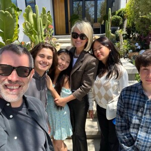 Laeticia Hallyday, ses filles Jade – et son compagnon Michael Sean Klemeniuk – et Joy, son compagnon Jalil Lespert, et son fils Aliosha : clan soudé à Los Angeles !