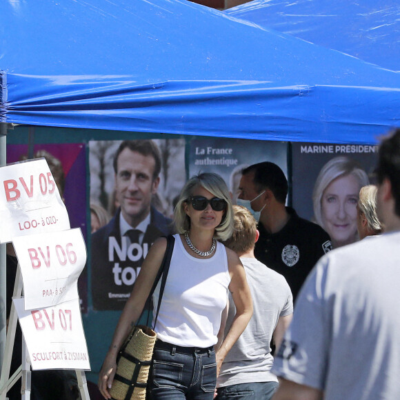 Exclusif - Laeticia Hallyday est allée voter accompagnée de sa fille Joy au bureau de vote du consulat installé au Lycée Français de Burbank pour le premier tour de l'élection présidentielle le 9 avril 2022. Son ami Jean-Claude Sindres était déjà sur place et l'attendait. Ensuite, Ils sont partis déjeuner au Figaro Bistrot à Los Feliz pour célébrer l'anniversaire de Jean-Claude.