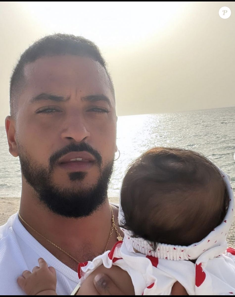 Slimane en vacances à la mer avec sa fille Esmeralda - Instagram