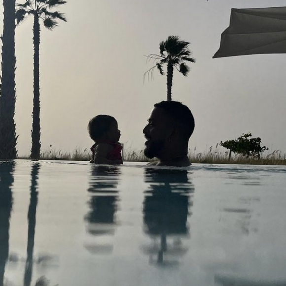 Slimane en vacances à la mer avec sa fille Esmeralda - Instagram