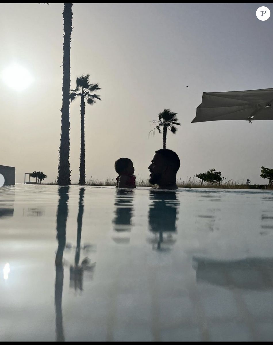 Slimane en vacances à la mer avec sa fille Esmeralda - Instagram