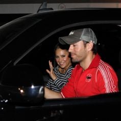 Exclusif - Anna Kournikova et Enrique Iglesias quittent un restaurant de Miami (Floride) le 26 janvier 2012.