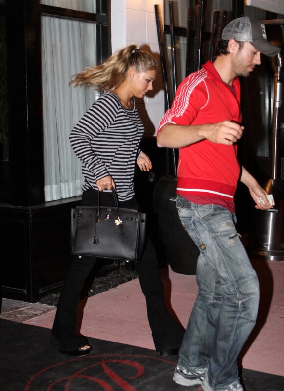 Exclusif - Anna Kournikova et Enrique Iglesias quittent un restaurant de Miami le 26 janvier 2012.