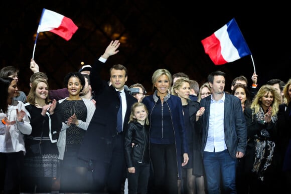 Emmanuel Macron avec sa femme Brigitte Macron, Emma (fille aînée de Laurence Auzière), Tiphaine Auzière et son compagnon Antoine - Le président-élu, Emmanuel Macron, prononce son discours devant la pyramide au musée du Louvre à Paris, après sa victoire lors du deuxième tour de l'élection présidentielle le 7 mai 2017.