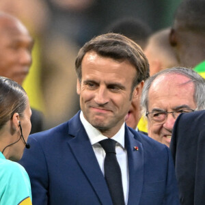 Emmanuel Macron et Stéphanie Frappart ( l'arbitre de la finale) - Le président de la république lors de la finale de la Coupe de France de football entre le FC Nantes et l'OGC Nice (1-0) au stade de France à Saint-Denis le 7 mai 2022