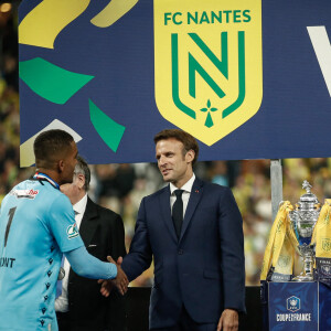 Joie des joueurs de Nantes apres leur victoire en finale contre l'OGC Nice - Emmanuel Macron et Alban Lafont (Nantes) - Le président de la république lors de la finale de la Coupe de France de football entre le FC Nantes et l'OGC Nice (1-0) au stade de France à Saint-Denis le 7 mai 2022