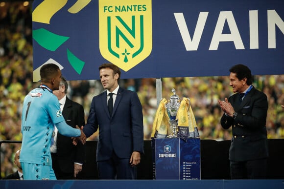 Joie des joueurs de Nantes apres leur victoire en finale contre l'OGC Nice - Emmanuel Macron et Alban Lafont (Nantes) - Le président de la république lors de la finale de la Coupe de France de football entre le FC Nantes et l'OGC Nice (1-0) au stade de France à Saint-Denis le 7 mai 2022