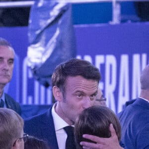 Emmanuel Macron entouré de son frère Laurent Macron et de Sébastien Auzière, fils de Brigitte Macron, et des enfants de ces derniers - Le président de la république lors de la finale de la Coupe de France de football entre le FC Nantes et l'OGC Nice (1-0) au stade de France à Saint-Denis le 7 mai 2022