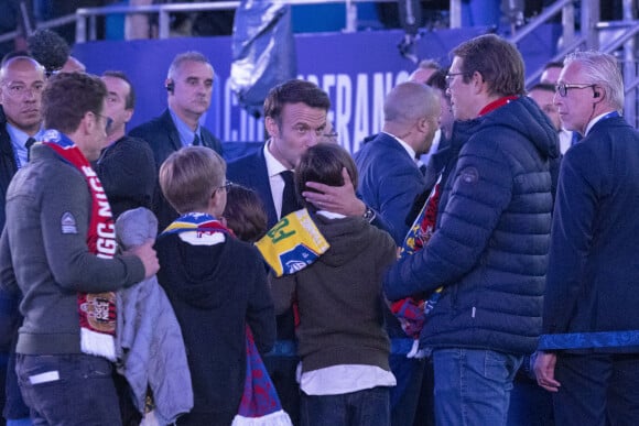 Emmanuel Macron entouré de son frère Laurent Macron et de Sébastien Auzière, fils de Brigitte Macron, et des enfants de ces derniers - Le président de la république lors de la finale de la Coupe de France de football entre le FC Nantes et l'OGC Nice (1-0) au stade de France à Saint-Denis le 7 mai 2022