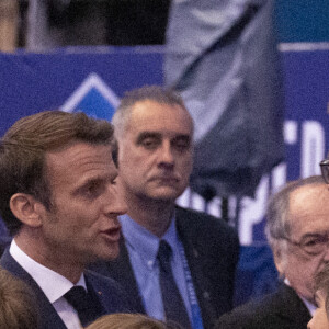 Emmanuel Macron entouré de son frère Laurent Macron et de Sébastien Auzière, fils de Brigitte Macron, et des enfants de ces derniers - Le président de la république lors de la finale de la Coupe de France de football entre le FC Nantes et l'OGC Nice (1-0) au stade de France à Saint-Denis le 7 mai 2022