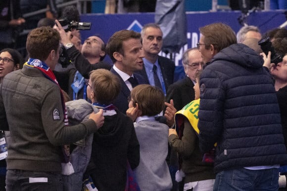 Emmanuel Macron entouré de son frère Laurent Macron et de Sébastien Auzière, fils de Brigitte Macron, et des enfants de ces derniers - Le président de la république lors de la finale de la Coupe de France de football entre le FC Nantes et l'OGC Nice (1-0) au stade de France à Saint-Denis le 7 mai 2022