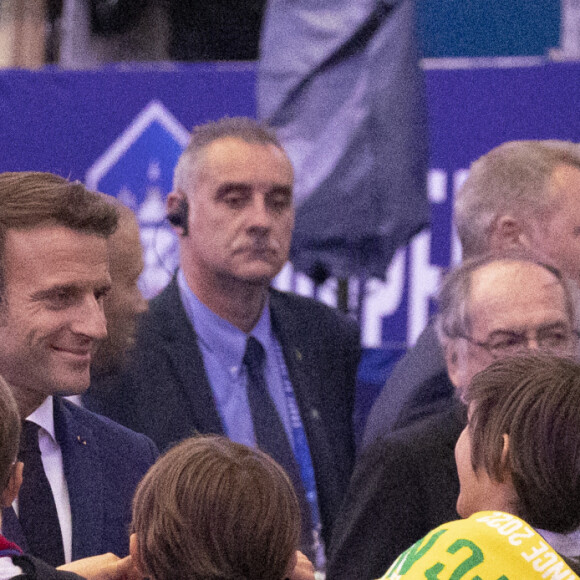 Emmanuel Macron entouré de son frère Laurent Macron et de Sébastien Auzière, fils de Brigitte Macron, et des enfants de ces derniers - Le président de la république lors de la finale de la Coupe de France de football entre le FC Nantes et l'OGC Nice (1-0) au stade de France à Saint-Denis le 7 mai 2022